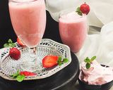 स्ट्रॉबेरी लस्सी (strawberry lassi recipe in Hindi) रेसिपी चरण 3 फोटो