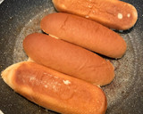 Foto del paso 3 de la receta: Perrito caliente con cebolla caramelizada, bacon y cheddar