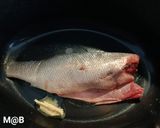 Une image de l'étape 2 de Bar en cocotte et ses légumes au mascarpone.