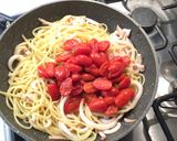 Foto del passaggio 3 della ricetta Linguine con calamari e datterini