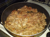 Arroz frito de carne y salchicha