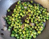 Foto del paso 2 de la receta: Ensalada de arvejas a la clara de huevo con fideos dedalitos