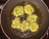 Foto del passaggio 4 della ricetta Frittelle di zucchine