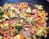 Foto del paso 4 de la receta: Timbal de habichuelas con puré de patata brócoli y jamón