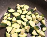 Foto del passaggio 1 della ricetta Trofie con zucchine e acciughe