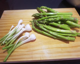 Foto del paso 1 de la receta: Arroz con bonito, ajetes y espárragos
