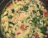 Foto del paso 5 de la receta Revuelto de bacalao con gambas y espinacas