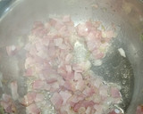 Foto del paso 2 de la receta: Tallarines con cebolleta, setas y bacon, y nata