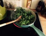 Une image de l'étape 2 de Salade chaude au chou kale et aux poireaux avec saumon sauvage fumé.