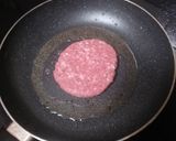 Foto del paso 2 de la receta: Hamburguesa de cerdo con mayonesa de cebolla frita y piparras