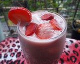 A picture of step 4 of Strawberry milkshake.