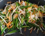 Hình bước làm 3 của món Mì trứng xào tôm và xá xíu