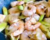 Hình bước làm 2 của món Nui Xào Tôm Rắc Phô Mai