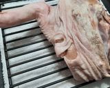 Foto del paso 3 de la receta: Lechoncito (cuarto trasero) al horno