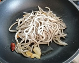 Foto del paso 6 de la receta: Huevos rotos con gulas y langostinos