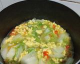 Foto langkah ke 4 dari resep Sup sawi putih dengan telur.