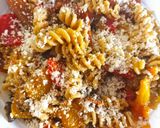 Foto del passaggio 7 della ricetta Fusilli con pomodori, peperoni, olive e basilico🍅🫑🫒