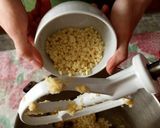 Foto del passaggio 8 della ricetta Biscotti con farina di mandorle e cioccolato bianco