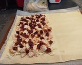Foto del paso 6 de la receta: Empanada de pollo con bacon, pasas y queso