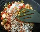 Foto del paso 3 de la receta: Fideos de arroz (noodles) con gambas