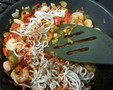 Foto del paso 3 de la receta: Fideos de arroz (noodles) con gambas