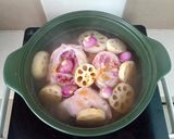 Hình bước làm 2 của món Chân giò hầm củ sen