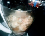 Foto del paso 2 de la receta: Licuado de naranja, banana y manzana!!!! bien fresquito 🤗🤗🤗🤗