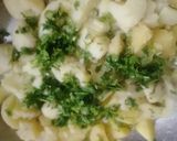 A picture of step 2 of Aloo ke samosay.