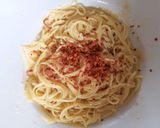 Foto langkah ke 2 dari resep Spaghetti Instan Aglio Olio Plus Salome, Simpel tapi Nagih!.
