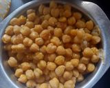 A picture of step 1 of Chickpea curry (chana masala curry).