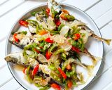 Foto langkah ke 7 dari resep Ikan Goreng Tumis Cabe Hijau.