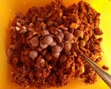 Kekszszalámi csokipehellyel recept fázis 2 fotója