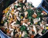 รูปขั้นตอนการทำที่ 3 ของ กะเพราอกไก่ไข่ดาวและสหายผัก 3 สี
