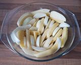 Mézes-mustáros oldalas, hagymás krumpliágyon recept fázis 4 fotója