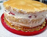 Foto del paso 2 de la receta: Torta de vainilla con dulce de leche, crema y frutillas