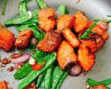 Hình bước làm 3 của món Đậu hà lan xào cá hồi phi lê