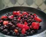 صورة لخطوة 1 من وصفة كرمبل الفواكه الحمراء / Berries crumble