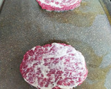 Foto del paso 3 de la receta: Hamburguesas de potro con crema de boletus y cebolla caramelizada