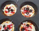 Foto langkah ke 5 dari resep Pizza Mini sederhana.