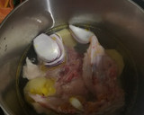 Foto del paso 2 de la receta: 3 recetas en una (caldo de pollo, croquetas y crema)