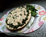 Foto del paso 6 de la receta: Pizza de espinaca salteada con ajo, con salsa blanca de cebolla