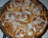 A picture of step 10 of Cinnamon bun apple pie.