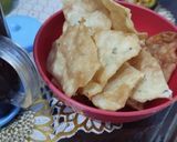 Foto langkah ke 2 dari resep Keripik Pangsit Renyah Tanpa Telur dan Tanpa Mentega.