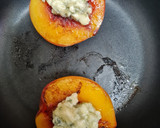 Foto del paso 4 de la receta: Durazno con queso azul al romero 🍑 Postrecito agridulce 🍑