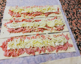Foto del paso 2 de la receta: Rollitos de hojaldre rellenos de chopped y queso