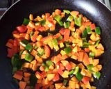 Foto del paso 2 de la receta Rollitos de verduras con salchicha en papel de arroz
