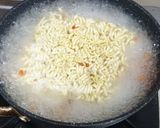 Foto langkah ke 4 dari resep 193. Indomie Goreng Ayam Sambal Geprek.