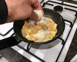 Foto del paso 5 de la receta: Tortilla francesa rellena de bacon y queso