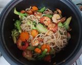 Hình bước làm 5 của món Mì Udon xào tôm & bông cải xanh, cà rốt