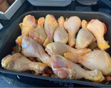 Foto del paso 4 de la receta: Muslitos de pollo al horno con patatas y zanahoria